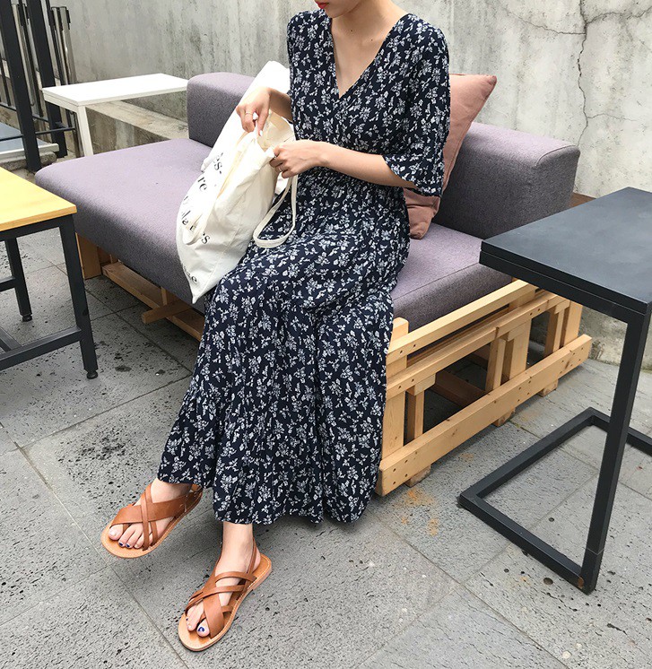 Vào những ngày mát trời, các nàng cứ diện váy dáng dài là chuẩn đẹp và dễ hút mọi ánh nhìn