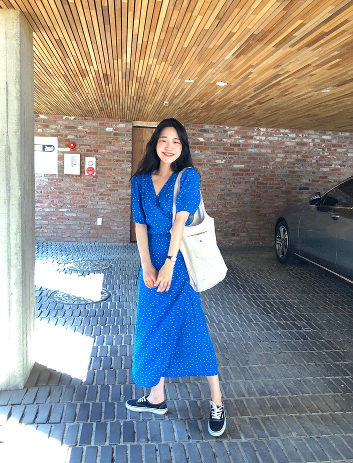 Vào những ngày mát trời, các nàng cứ diện váy dáng dài là chuẩn đẹp và dễ hút mọi ánh nhìn