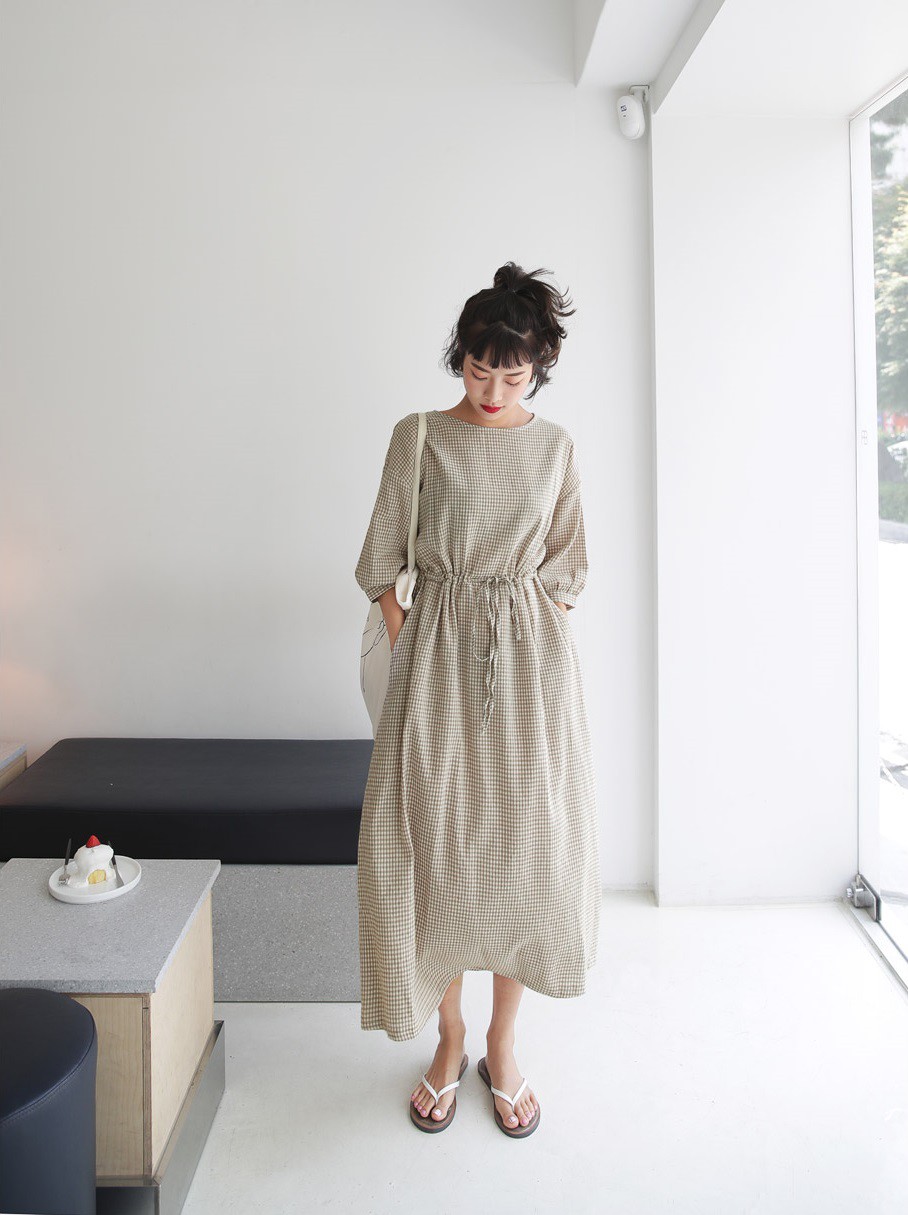 Vào những ngày mát trời, các nàng cứ diện váy dáng dài là chuẩn đẹp và dễ hút mọi ánh nhìn