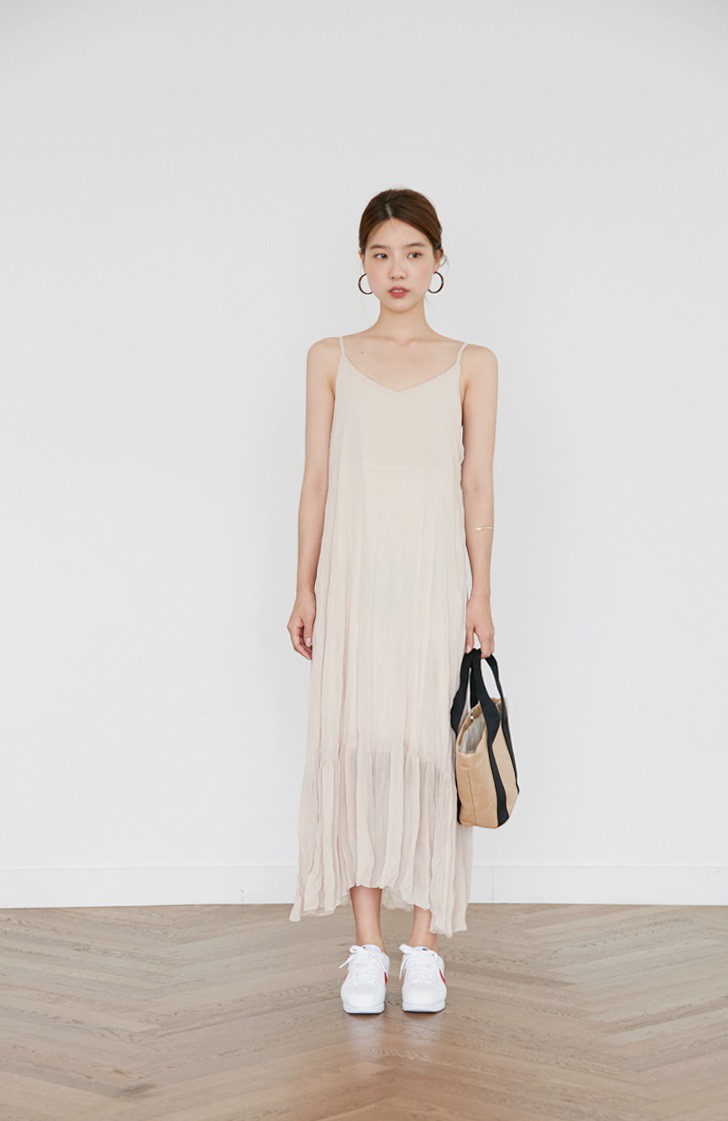 Vào những ngày mát trời, các nàng cứ diện váy dáng dài là chuẩn đẹp và dễ hút mọi ánh nhìn