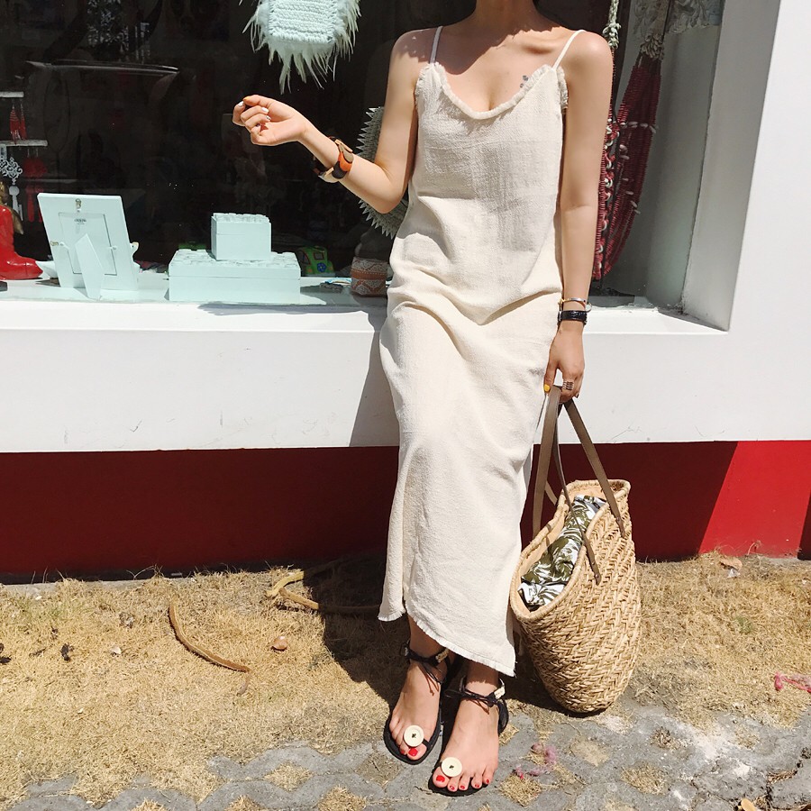 Vào những ngày mát trời, các nàng cứ diện váy dáng dài là chuẩn đẹp và dễ hút mọi ánh nhìn