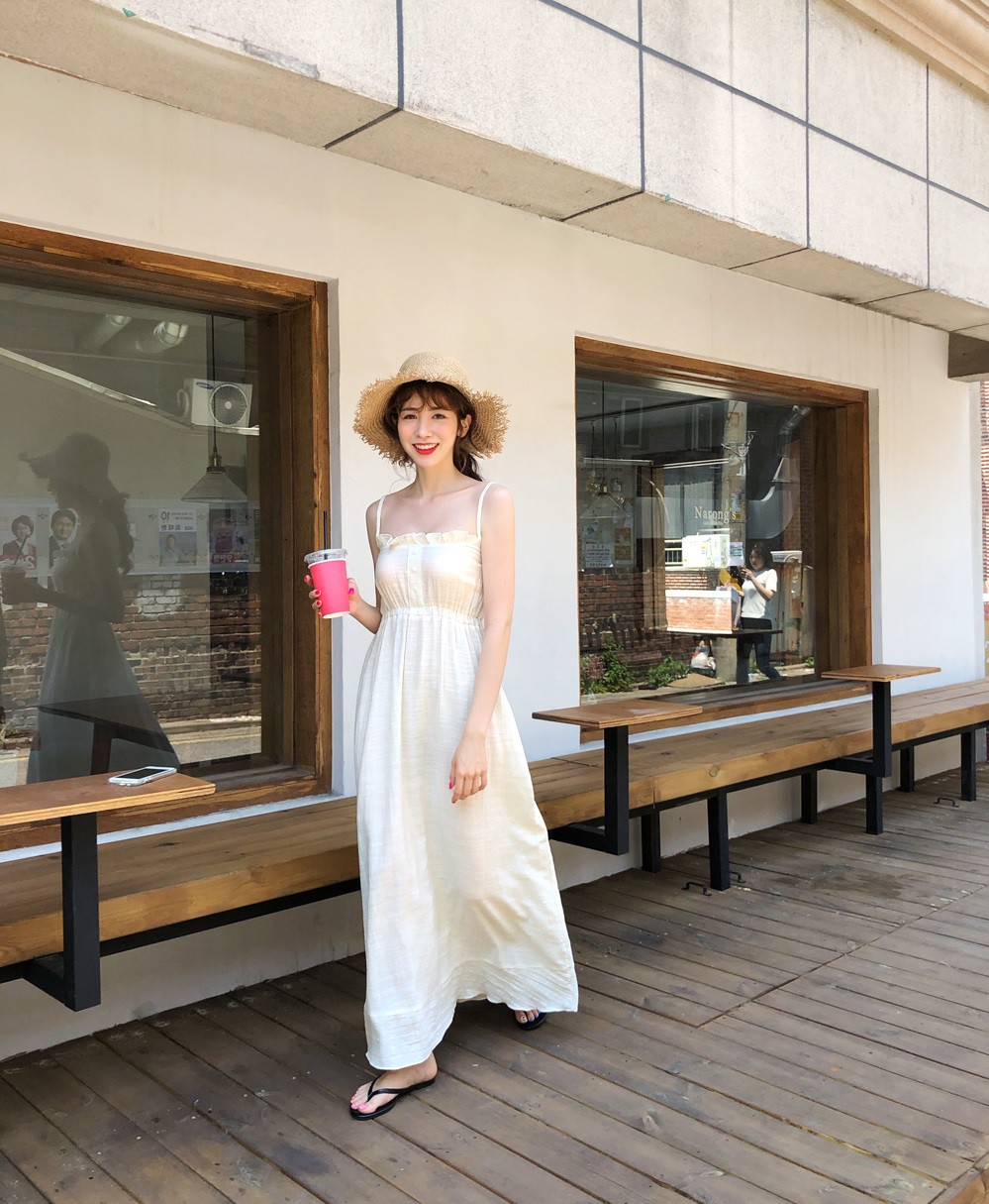 Vào những ngày mát trời, các nàng cứ diện váy dáng dài là chuẩn đẹp và dễ hút mọi ánh nhìn