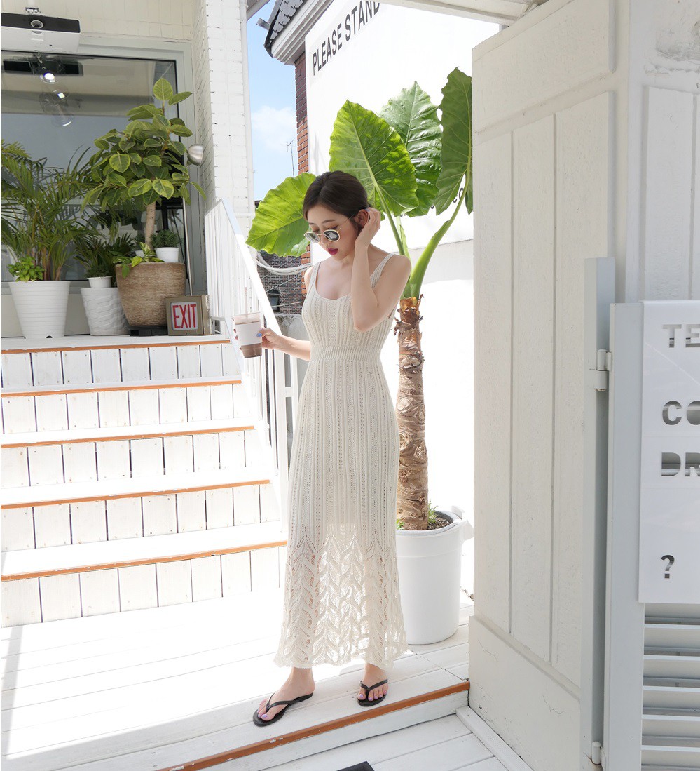 Vào những ngày mát trời, các nàng cứ diện váy dáng dài là chuẩn đẹp và dễ hút mọi ánh nhìn