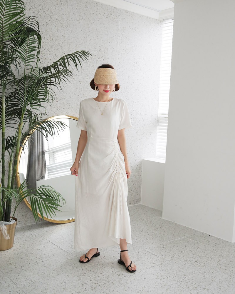 Vào những ngày mát trời, các nàng cứ diện váy dáng dài là chuẩn đẹp và dễ hút mọi ánh nhìn