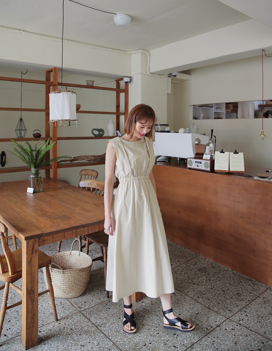 Vào những ngày mát trời, các nàng cứ diện váy dáng dài là chuẩn đẹp và dễ hút mọi ánh nhìn