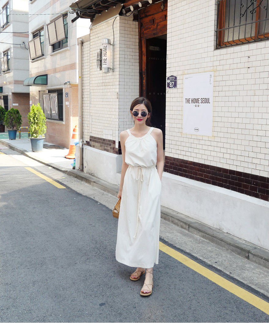 Vào những ngày mát trời, các nàng cứ diện váy dáng dài là chuẩn đẹp và dễ hút mọi ánh nhìn