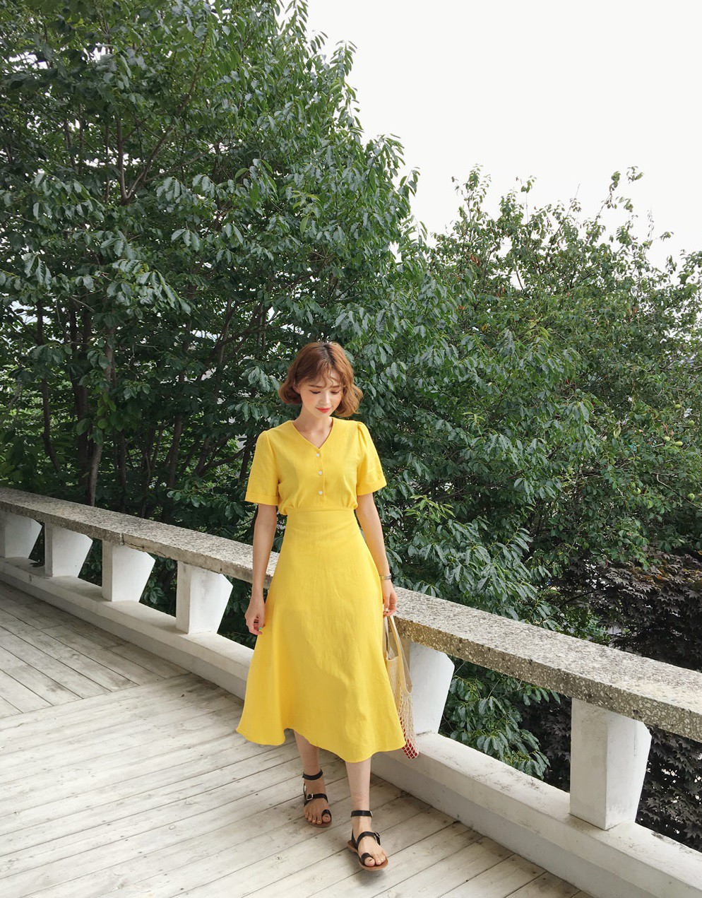 Vào những ngày mát trời, các nàng cứ diện váy dáng dài là chuẩn đẹp và dễ hút mọi ánh nhìn