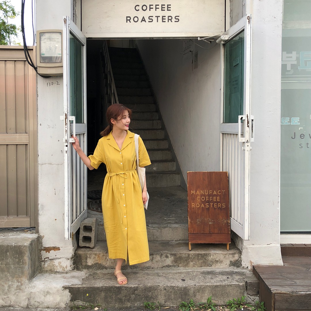 Vào những ngày mát trời, các nàng cứ diện váy dáng dài là chuẩn đẹp và dễ hút mọi ánh nhìn