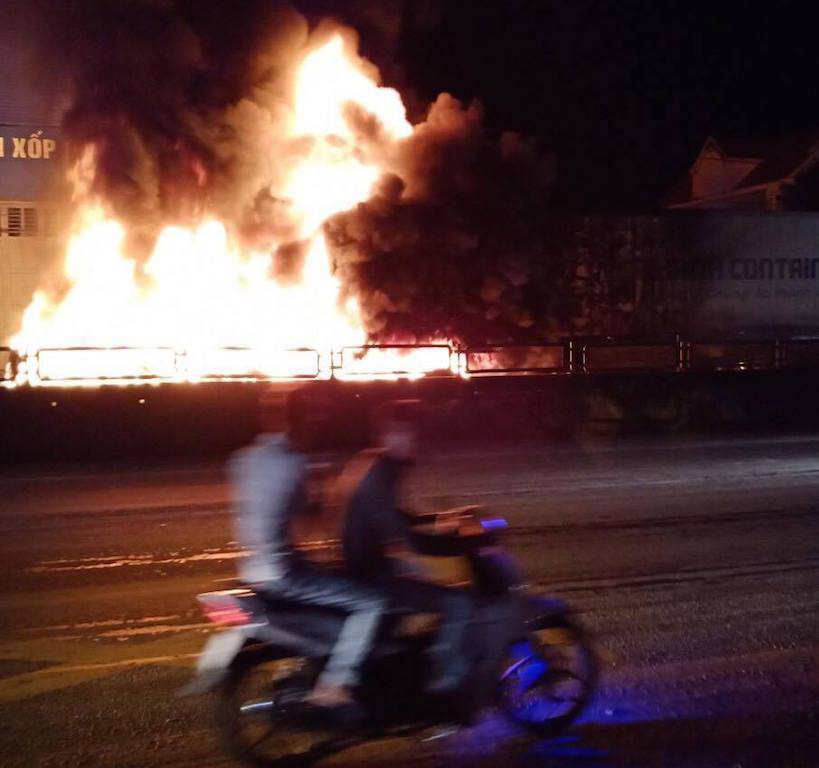 Xe container đang chạy bỗng phát nổ rồi bốc cháy dữ dội, tài xế đạp cửa thoát thân