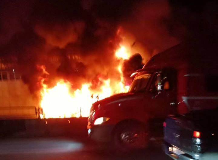 Xe container đang chạy bỗng phát nổ rồi bốc cháy dữ dội, tài xế đạp cửa thoát thân