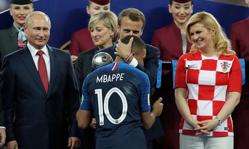 Tổng thống Macron tới phòng thay đồ mừng đội tuyển Pháp vô địch World Cup