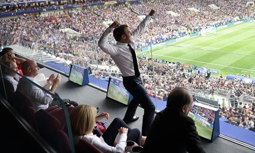 Tổng thống Macron tới phòng thay đồ mừng đội tuyển Pháp vô địch World Cup