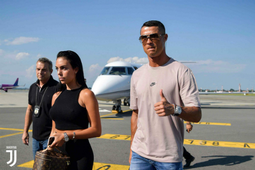 Ronaldo tới Turin sau khi Juventus bán được nửa triệu áo đấu