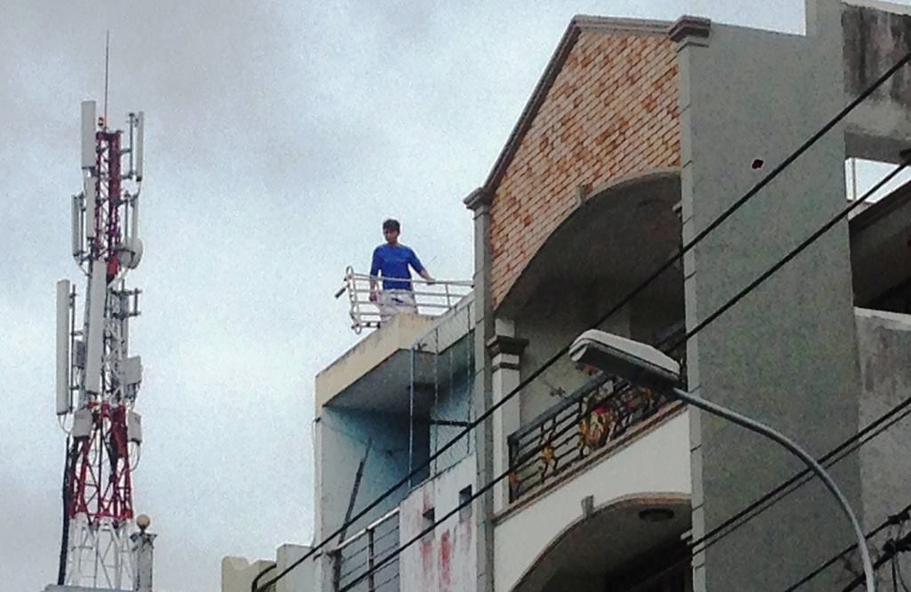 TP. HCM: Sau khi cầm dao đuổi chém vợ chạy thục mạng, người đàn ông trèo lên tòa nhà cao tầng vứt gạch đá xuống đường