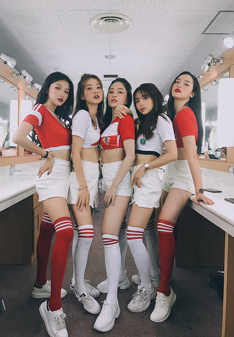 Trước khi xảy ra mâu thuẫn, Trâm Anh cùng dàn chị em hotgirl đã từng rất thân thiết như thế này! Trước khi xảy ra mâu thuẫn, Trâm Anh cùng dàn chị em hotgirl đã từng rất thân thiết như thế này!