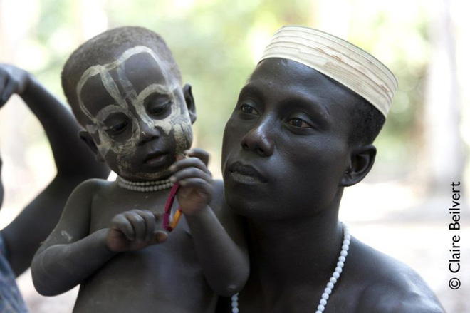 Trên Trái đất vẫn còn các bộ tộc chưa thoát khỏi kỳ đồ đá, và bạn biết họ sống thế nào không?