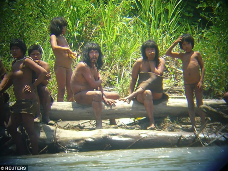 Trên Trái đất vẫn còn các bộ tộc chưa thoát khỏi kỳ đồ đá, và bạn biết họ sống thế nào không?
