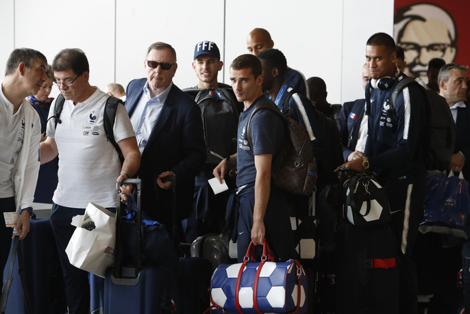 Hàng vạn CĐV Paris xuống đường đón tuyển Pháp