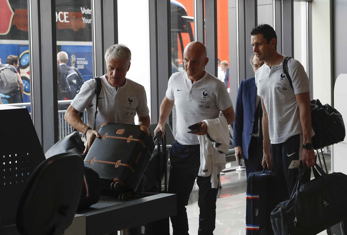 Hàng vạn CĐV Paris xuống đường đón tuyển Pháp