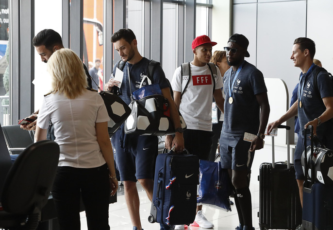 Hàng vạn CĐV Paris xuống đường đón tuyển Pháp