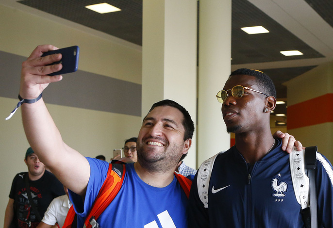 Hàng vạn CĐV Paris xuống đường đón tuyển Pháp