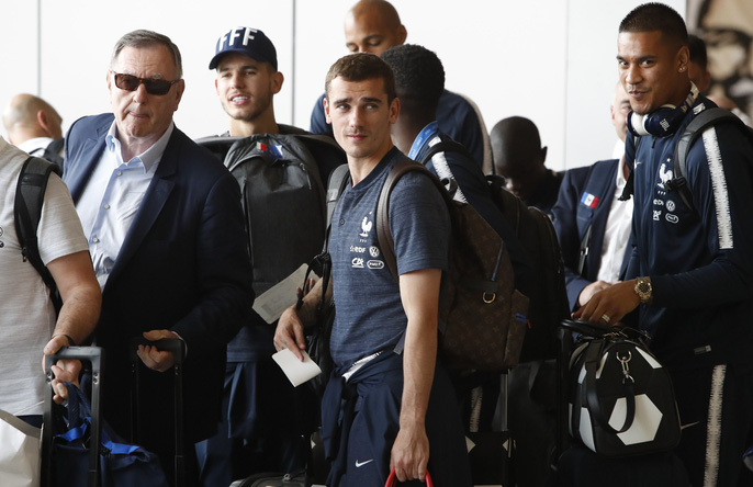 Hàng vạn CĐV Paris xuống đường đón tuyển Pháp