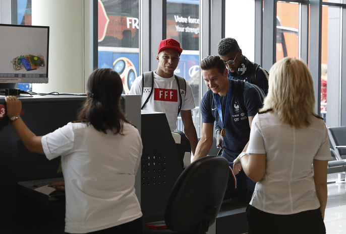 Hàng vạn CĐV Paris xuống đường đón tuyển Pháp