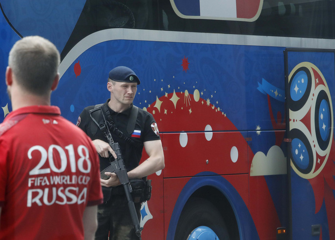 Hàng vạn CĐV Paris xuống đường đón tuyển Pháp