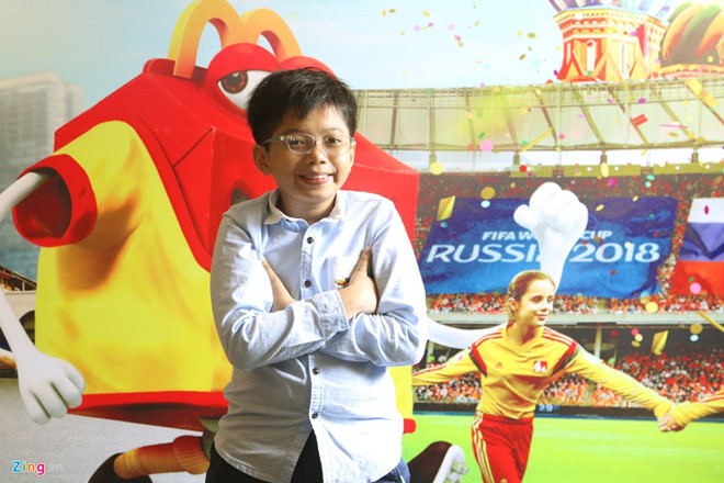 Cậu bé Việt Nam được Kante dắt ra sân trong trận chung kết