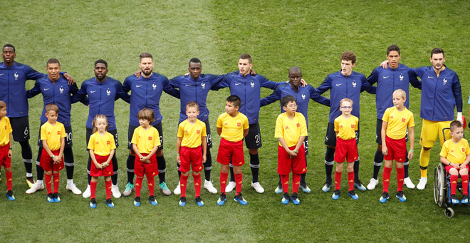 Cậu bé Việt Nam được Kante dắt ra sân trong trận chung kết