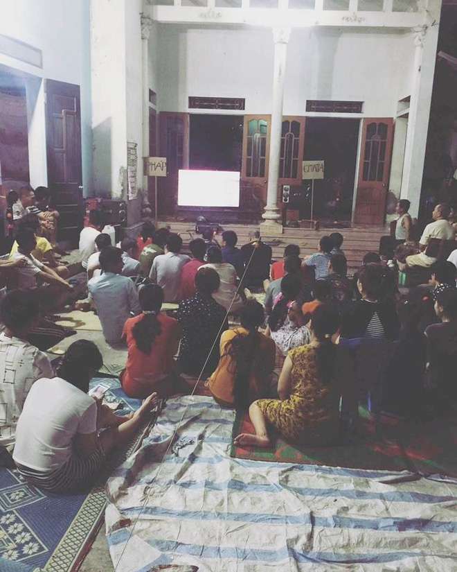 Màn chia phe cực dễ thương của các CĐV làng quê trong trận chung kết World Cup đêm qua khiến dân mạng cười ngặt nghẽo