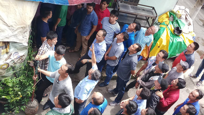 Hàng chục người chen lấn đưa hồ sơ cho Bí thư Nguyễn Thiện Nhân khi ông đến Thủ Thiêm Hàng chục người chen lấn đưa hồ sơ cho Bí thư Nguyễn Thiện Nhân khi ông đến Thủ Thiêm