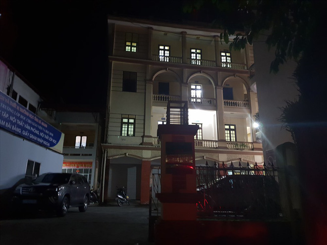 An ninh vòng trong vòng ngoài tại địa điểm rà soát bất thường về điểm thi ở Hà Giang