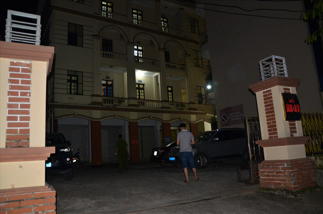 An ninh vòng trong vòng ngoài tại địa điểm rà soát bất thường về điểm thi ở Hà Giang