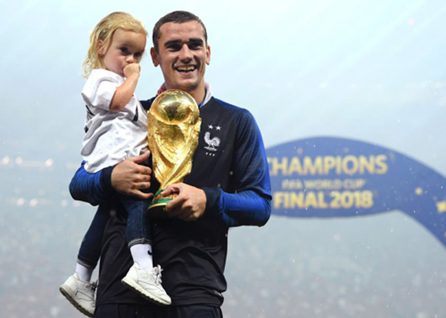 Ảnh: Đội tuyển Pháp đội mưa nâng cúp vàng World Cup 2018