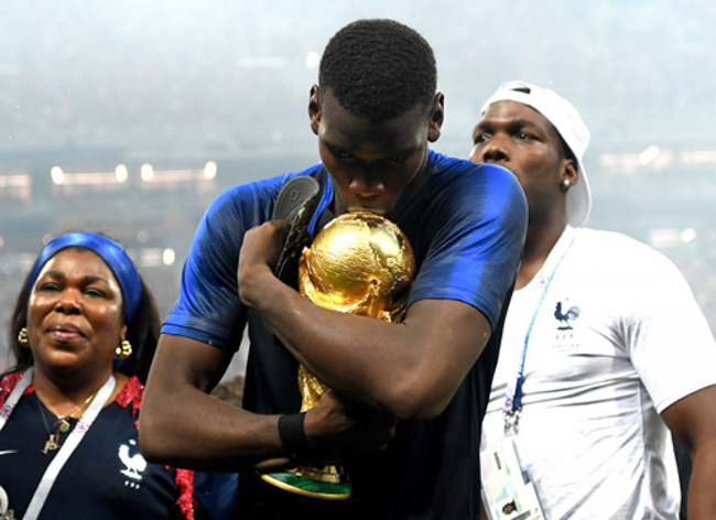 Ảnh: Đội tuyển Pháp đội mưa nâng cúp vàng World Cup 2018