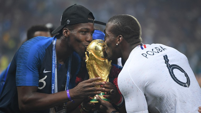 Ảnh: Đội tuyển Pháp đội mưa nâng cúp vàng World Cup 2018