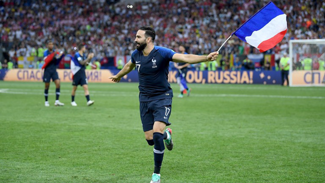 Ảnh: Đội tuyển Pháp đội mưa nâng cúp vàng World Cup 2018