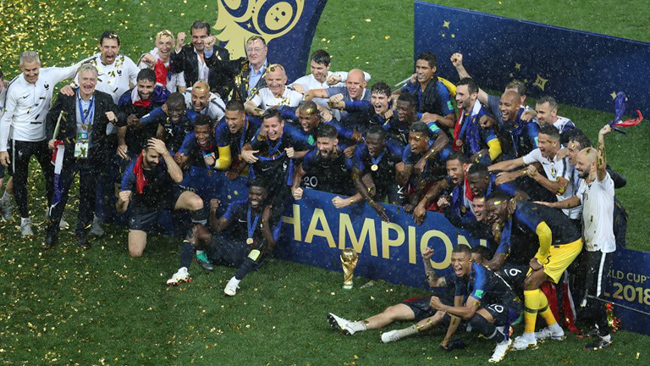 Ảnh: Đội tuyển Pháp đội mưa nâng cúp vàng World Cup 2018