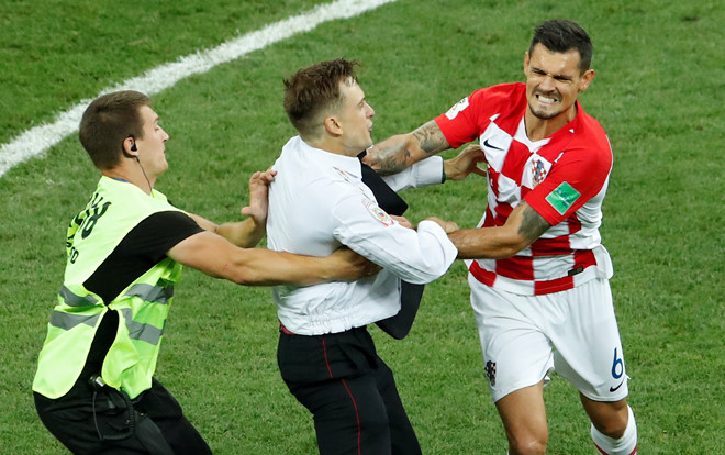 Hậu vệ Croatia túm cổ fan quá khích trong trận chung kết