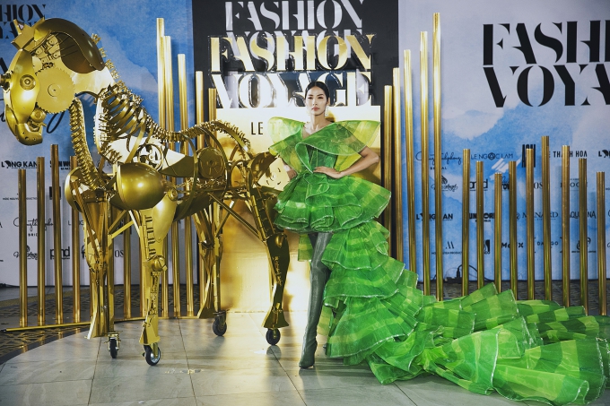 Hoa hậu HHen Niê kích động liên tục hò hét cổ vũ cho Hoàng Thùy trình diễn catwalk Hoa hậu HHen Niê kích động liên tục hò hét cổ vũ cho Hoàng Thùy trình diễn catwalk