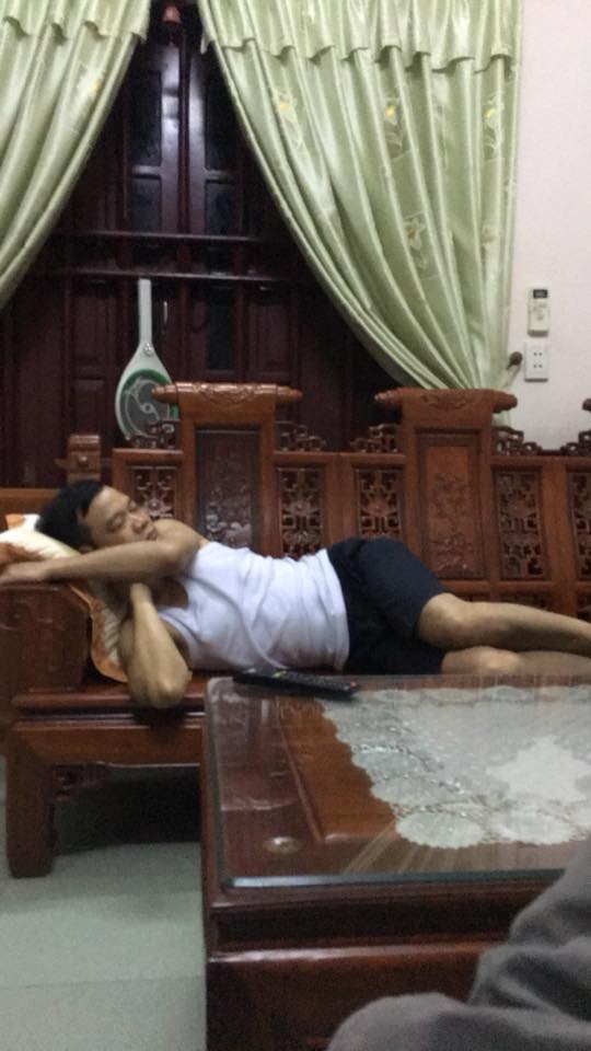 Giành TV cho bằng được xong ngủ, đòi tắt thì không cho, trên đời này chỉ có đồng chí bố!