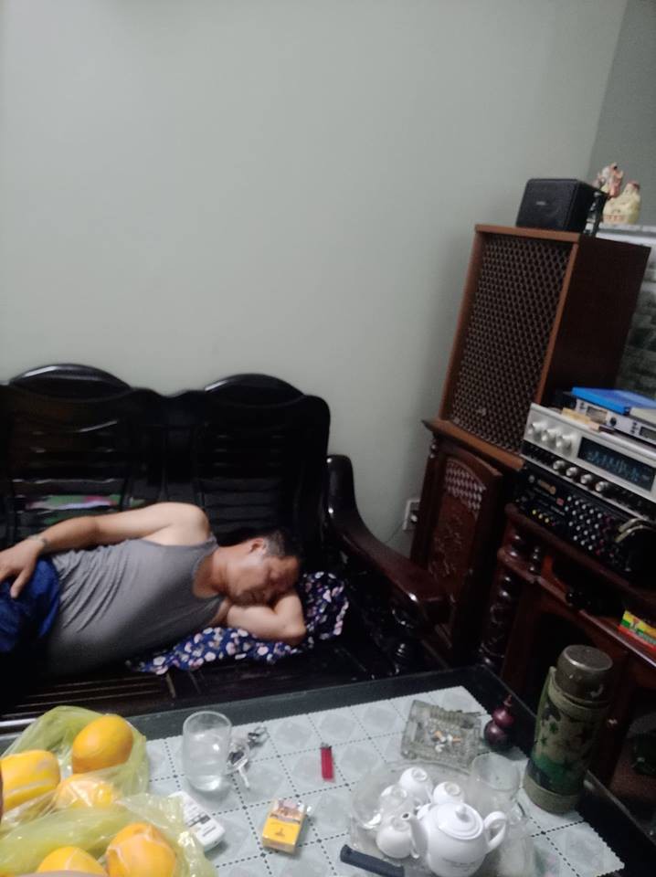 Giành TV cho bằng được xong ngủ, đòi tắt thì không cho, trên đời này chỉ có đồng chí bố!