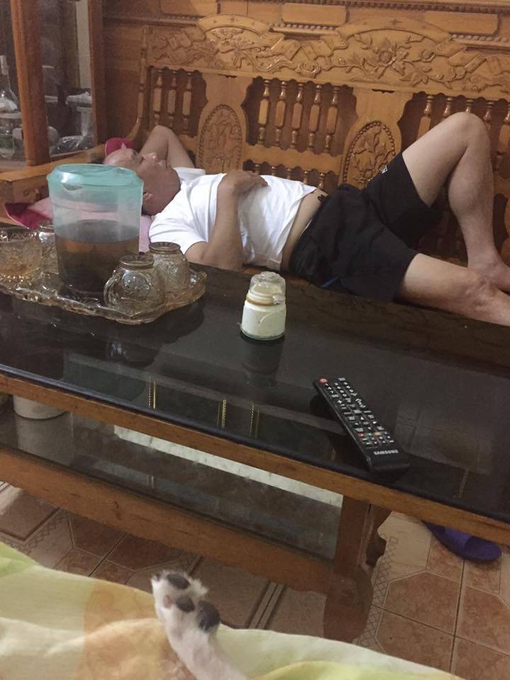 Giành TV cho bằng được xong ngủ, đòi tắt thì không cho, trên đời này chỉ có đồng chí bố!