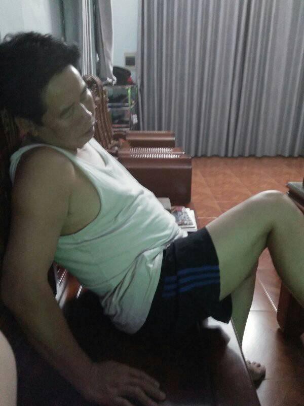 Giành TV cho bằng được xong ngủ, đòi tắt thì không cho, trên đời này chỉ có đồng chí bố!