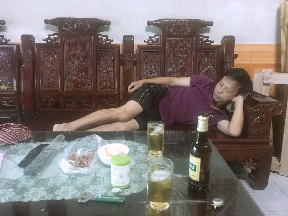 Giành TV cho bằng được xong ngủ, đòi tắt thì không cho, trên đời này chỉ có đồng chí bố!