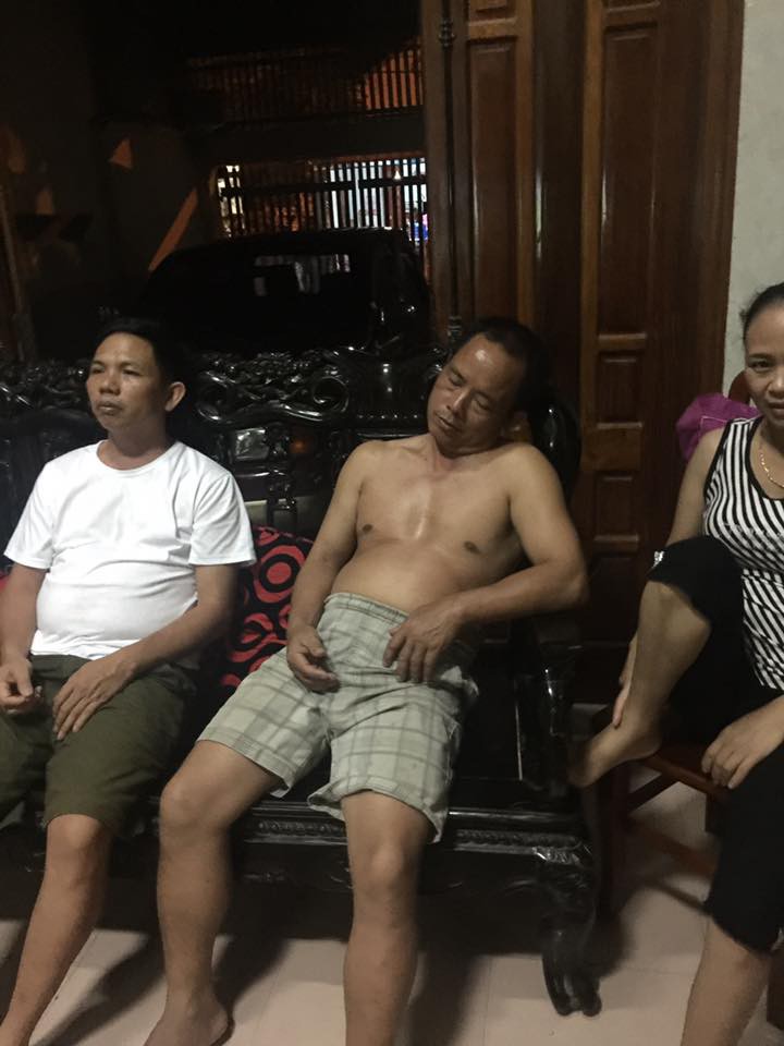 Giành TV cho bằng được xong ngủ, đòi tắt thì không cho, trên đời này chỉ có đồng chí bố!