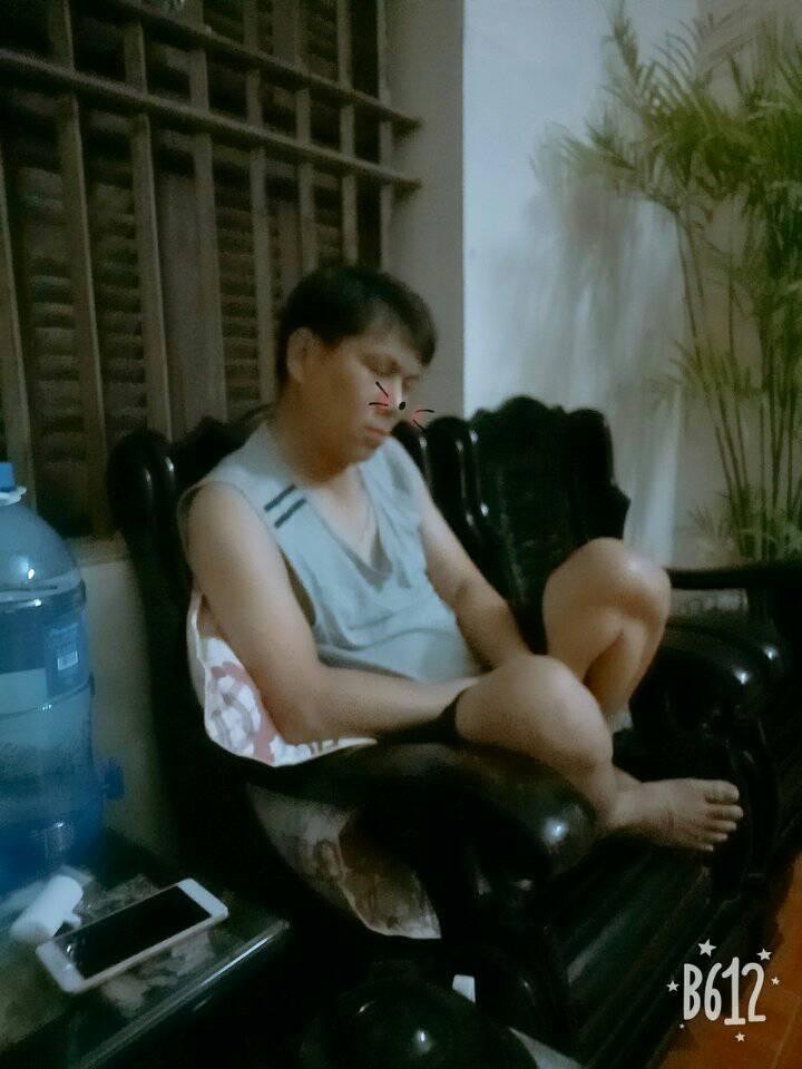 Giành TV cho bằng được xong ngủ, đòi tắt thì không cho, trên đời này chỉ có đồng chí bố!