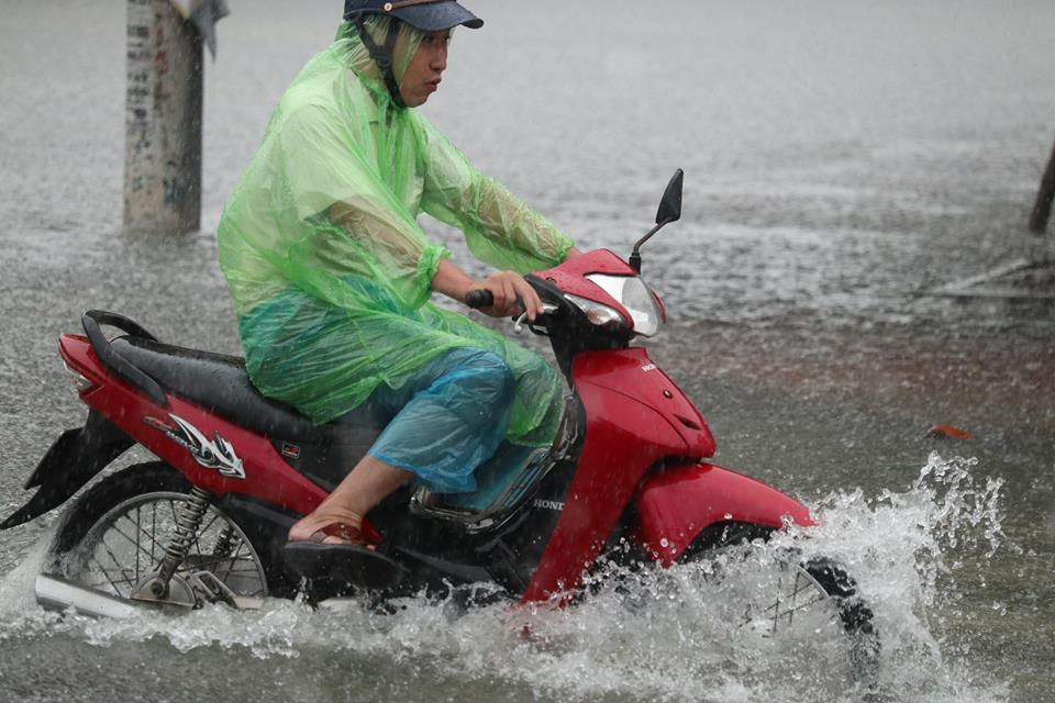 Mưa xối xả, Hà Tĩnh chìm trong biển nước Mưa xối xả, Hà Tĩnh chìm trong biển nước
