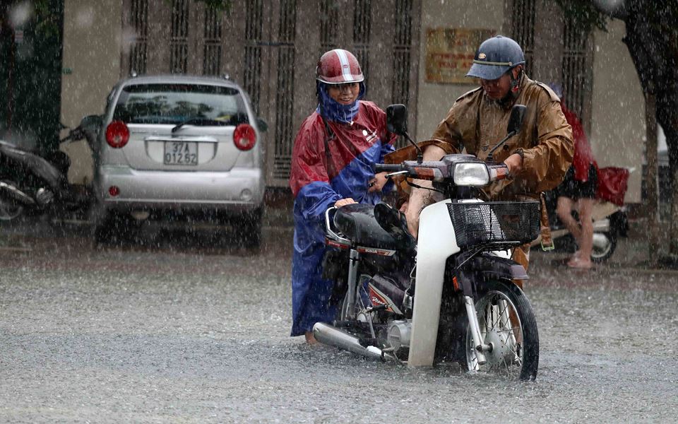 Mưa xối xả, Hà Tĩnh chìm trong biển nước